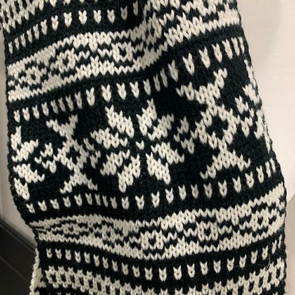Old Navy black & white winter knitted scarf (NWT) unisex - Picture 6 of 9